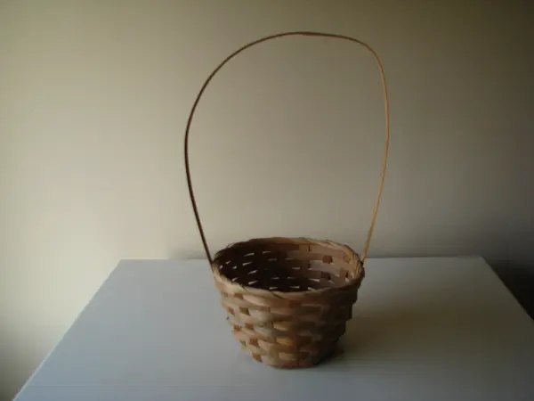 Ozdobny koszyk wiklinowy – osłonka na kwiaty, święconkę 