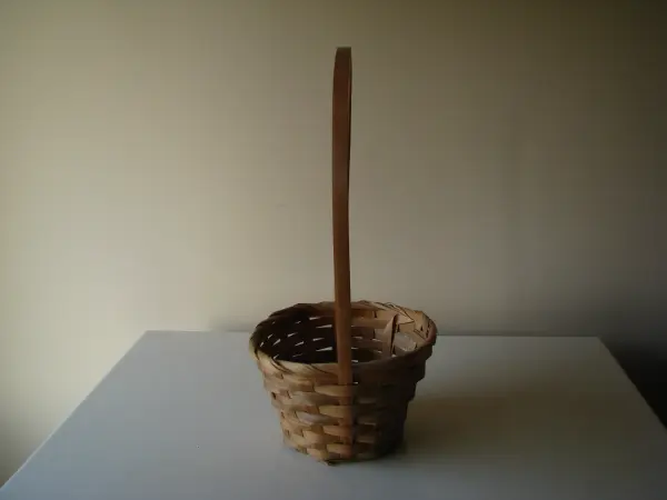 Ozdobny koszyk wiklinowy – osłonka na kwiaty, święconkę 