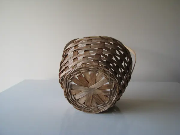 Ozdobny koszyk wiklinowy – osłonka na kwiaty, święconkę 