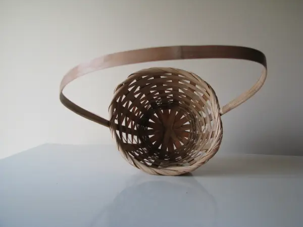 Ozdobny koszyk wiklinowy – osłonka na kwiaty, święconkę 