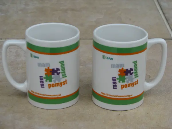 Pamiątkowy kubek porcelanowy ZAK SA z motywem puzzli
