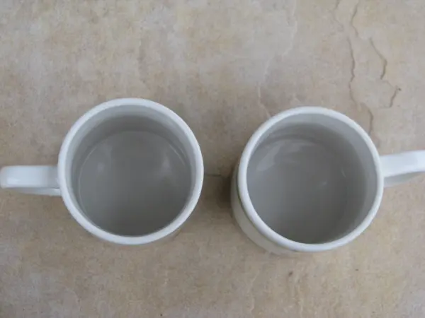 Pamiątkowy kubek porcelanowy ZAK SA z motywem puzzli