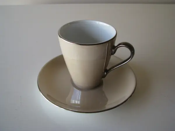Piękna, porcelanowa perłowo-brązowa filiżanka Kristoff