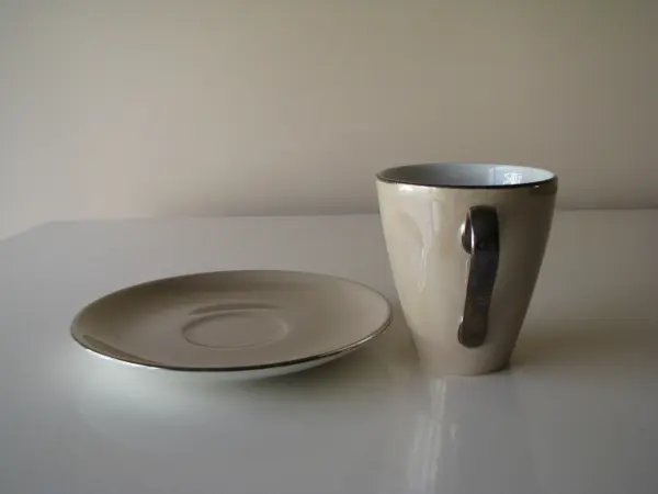 Piękna, porcelanowa perłowo-brązowa filiżanka Kristoff