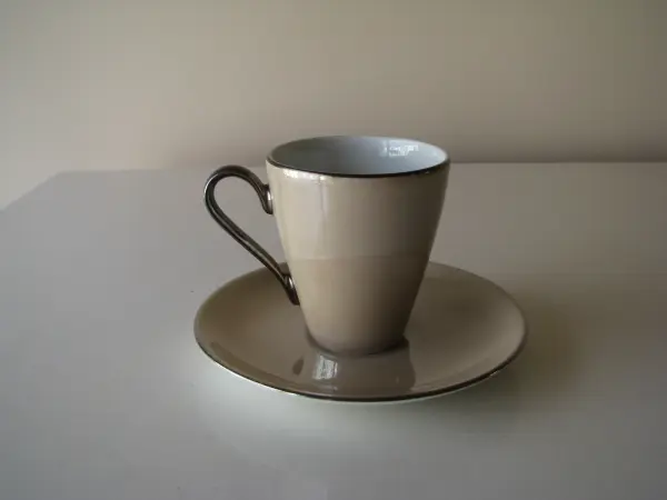 Piękna, porcelanowa perłowo-brązowa filiżanka Kristoff