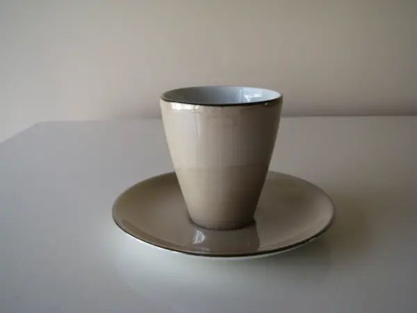 Piękna, porcelanowa perłowo-brązowa filiżanka Kristoff