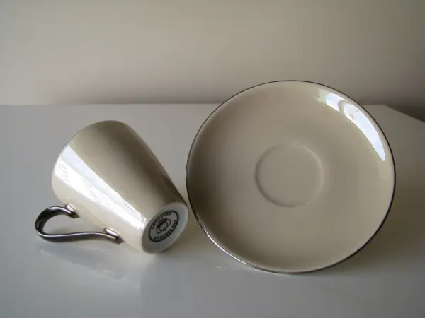 Piękna, porcelanowa perłowo-brązowa filiżanka Kristoff