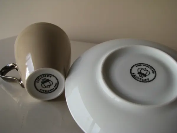Piękna, porcelanowa perłowo-brązowa filiżanka Kristoff