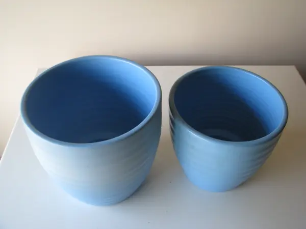 Piękne karbowane ceramiczne niebieskie doniczki – osłonki