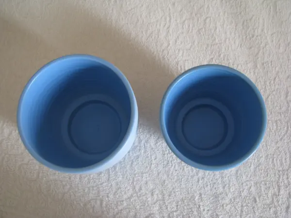 Piękne karbowane ceramiczne niebieskie doniczki – osłonki