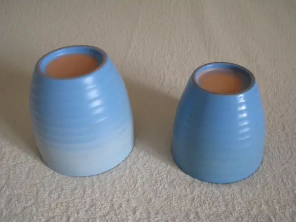 Piękne karbowane ceramiczne niebieskie doniczki – osłonki