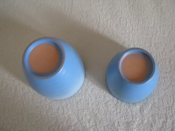 Piękne karbowane ceramiczne niebieskie doniczki – osłonki