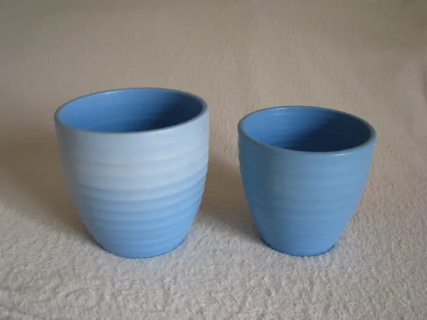 Piękne karbowane ceramiczne niebieskie doniczki – osłonki