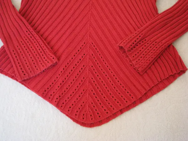 Piękny czerwony sweterek z ażurkowym wykończeniem, rozm. L 