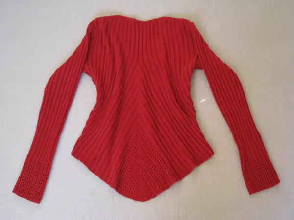 Piękny czerwony sweterek z ażurkowym wykończeniem, rozm. L 