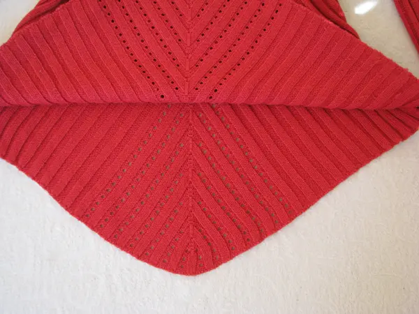 Piękny czerwony sweterek z ażurkowym wykończeniem, rozm. L 