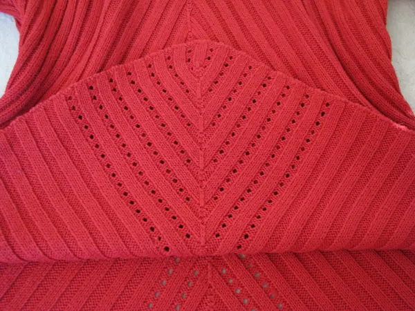 Piękny czerwony sweterek z ażurkowym wykończeniem, rozm. L 