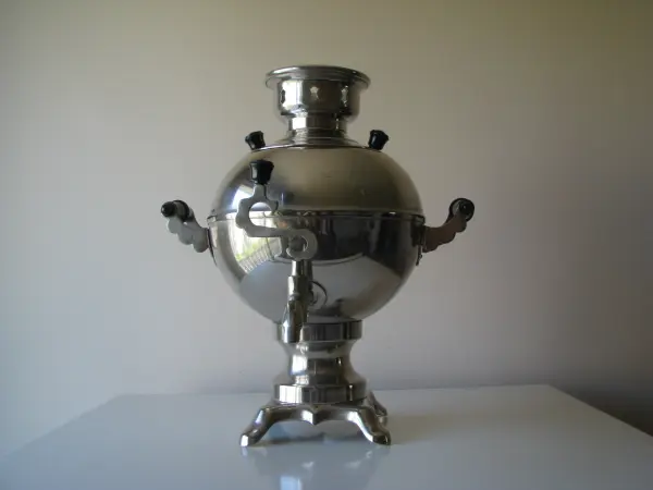 Piękny, stary radziecki samowar o kulistym kształcie z kable