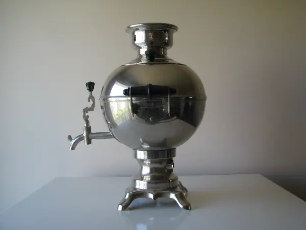 Piękny, stary radziecki samowar o kulistym kształcie z kable