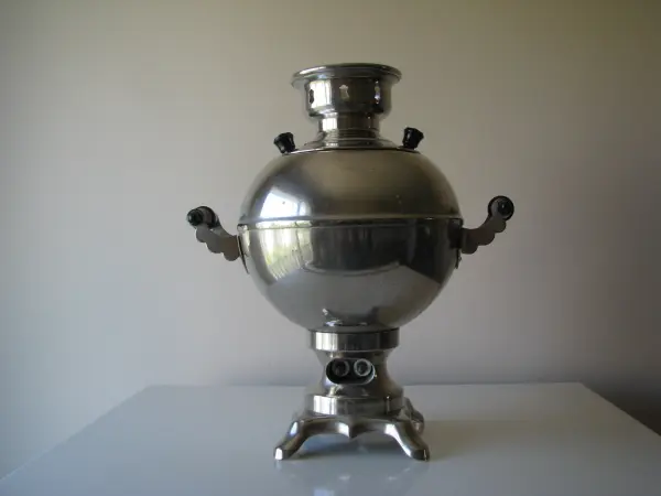 Piękny, stary radziecki samowar o kulistym kształcie z kable