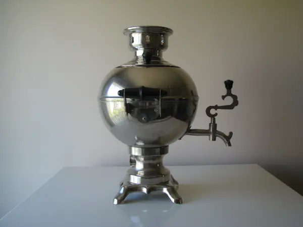 Piękny, stary radziecki samowar o kulistym kształcie z kable