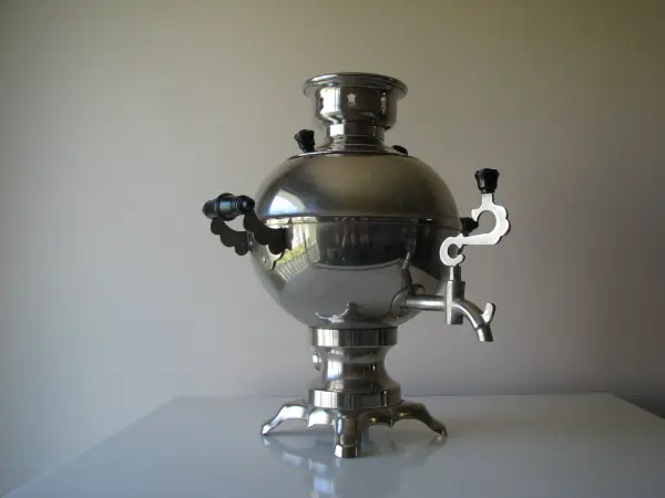 Piękny, stary radziecki samowar o kulistym kształcie z kable