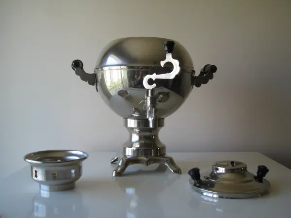 Piękny, stary radziecki samowar o kulistym kształcie z kable