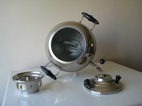 Piękny, stary radziecki samowar o kulistym kształcie z kable