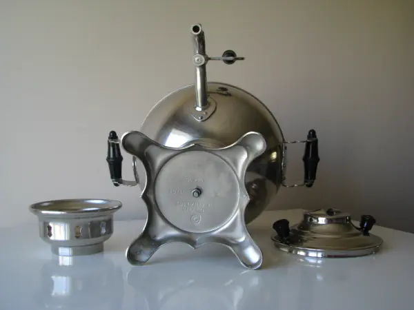 Piękny, stary radziecki samowar o kulistym kształcie z kable