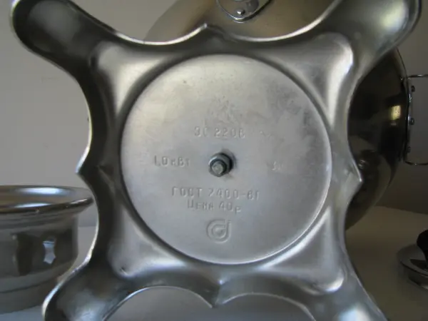 Piękny, stary radziecki samowar o kulistym kształcie z kable