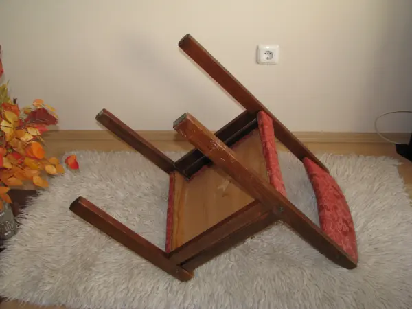 Solidne drewniane krzesło tapicerowane PRL Zamojskie Fabryki