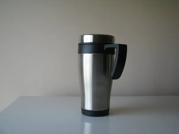 Stalowy kubek termiczny z pokrywką 0,4 l