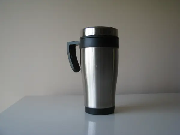 Stalowy kubek termiczny z pokrywką 0,4 l