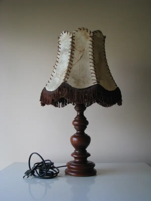 Stara lampa stołowa stojąca z abażurem ze skóry naturalnej