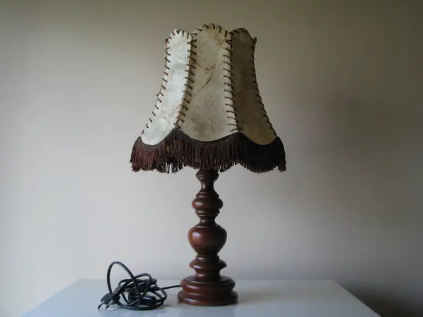 Stara lampa stołowa stojąca z abażurem ze skóry naturalnej