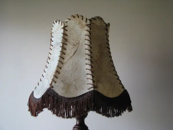 Stara lampa stołowa stojąca z abażurem ze skóry naturalnej
