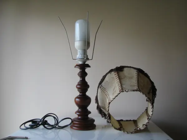 Stara lampa stołowa stojąca z abażurem ze skóry naturalnej