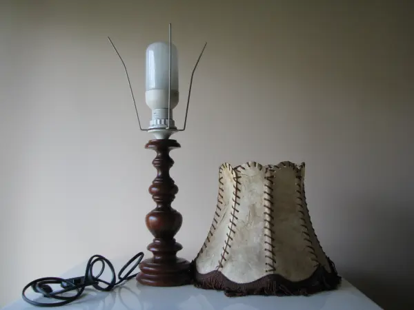 Stara lampa stołowa stojąca z abażurem ze skóry naturalnej