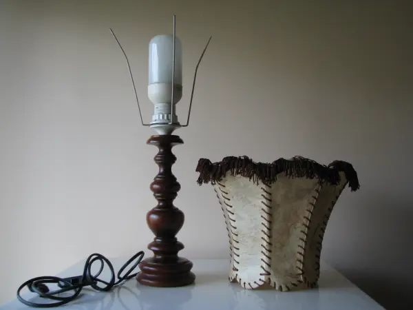 Stara lampa stołowa stojąca z abażurem ze skóry naturalnej