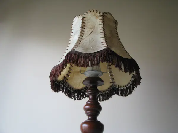 Stara lampa stołowa stojąca z abażurem ze skóry naturalnej