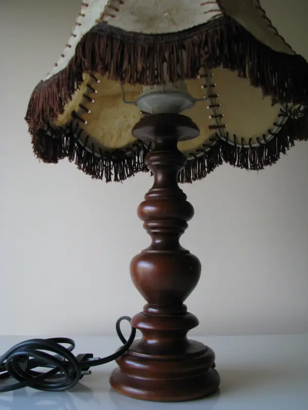 Stara lampa stołowa stojąca z abażurem ze skóry naturalnej