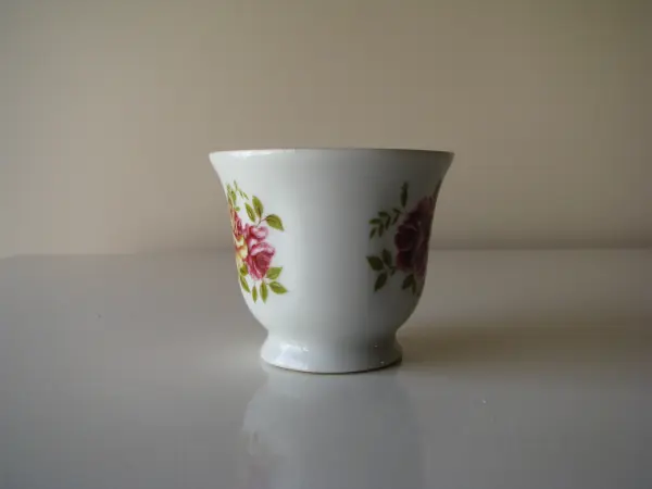 Stara, piękna, porcelanowa filiżanka ze złoceniami i motywem