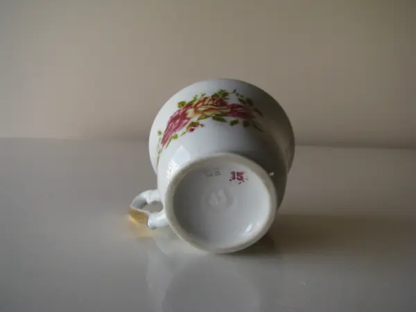 Stara, piękna, porcelanowa filiżanka ze złoceniami i motywem