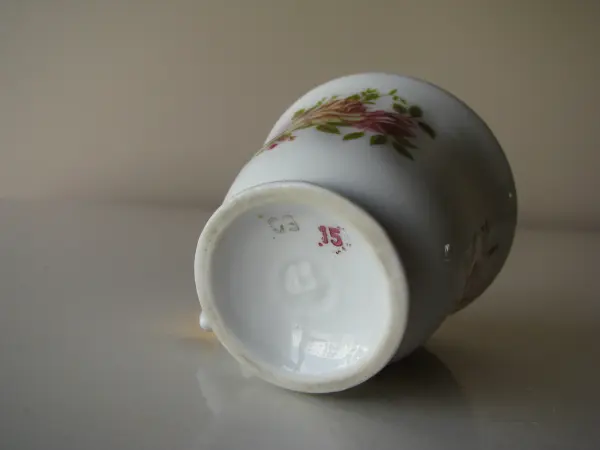 Stara, piękna, porcelanowa filiżanka ze złoceniami i motywem