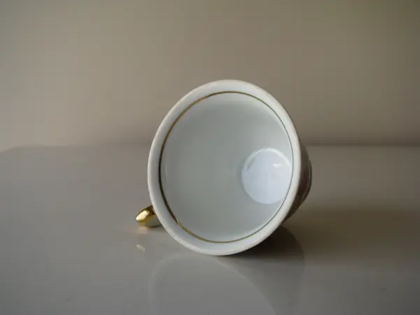 Stara, piękna, porcelanowa filiżanka ze złoceniami i motywem