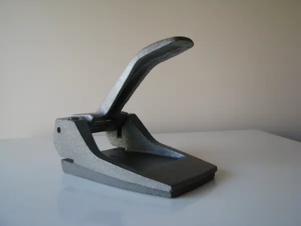 Stary, solidny, duży żeliwny dziurkacz PRL