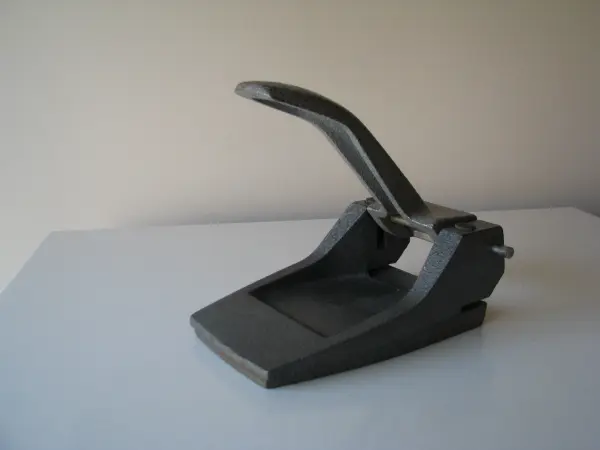 Stary, solidny, duży żeliwny dziurkacz PRL