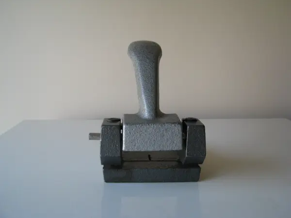 Stary, solidny, duży żeliwny dziurkacz PRL