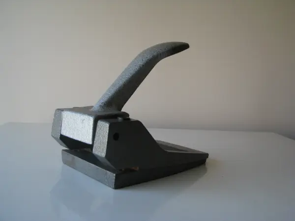 Stary, solidny, duży żeliwny dziurkacz PRL