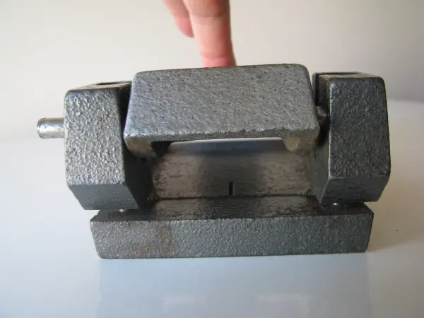 Stary, solidny, duży żeliwny dziurkacz PRL